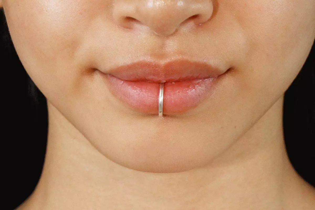 vertical labret ring